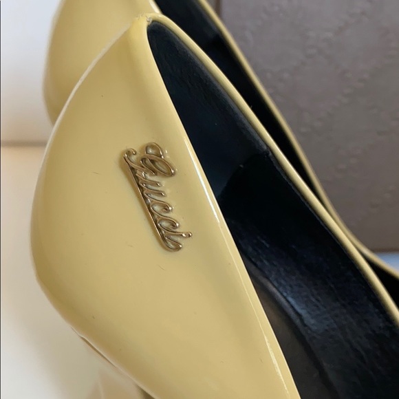 GUCCI Creme Patent Leather Pump - Picture 2 of 16